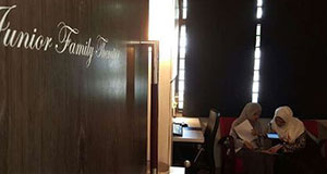 muslim ladies discussing matters 1