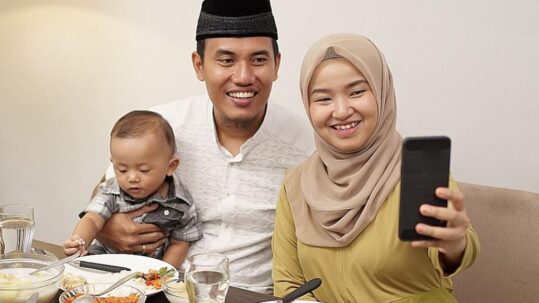 muslim parents with child enjoying lunch