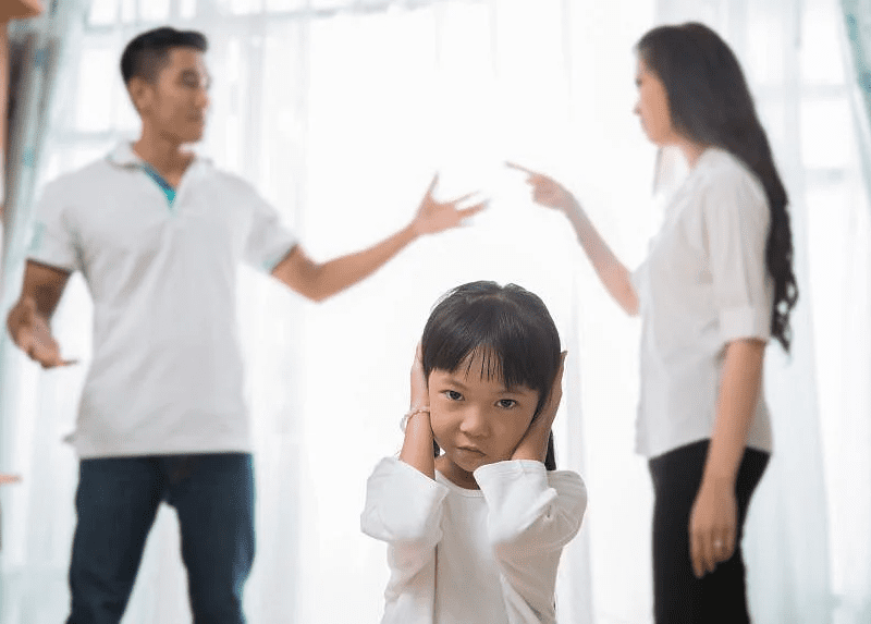 parents fighting in front of their child